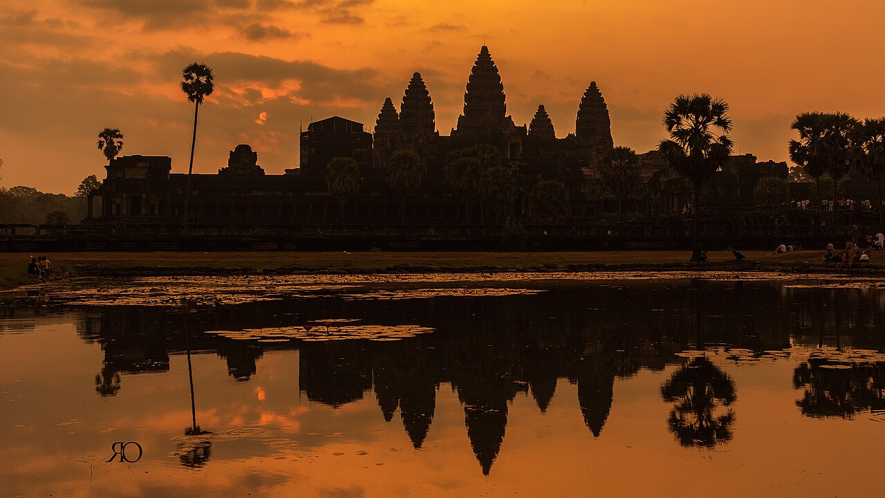 Angkor Wat at sunrise — the 06:00 payoff