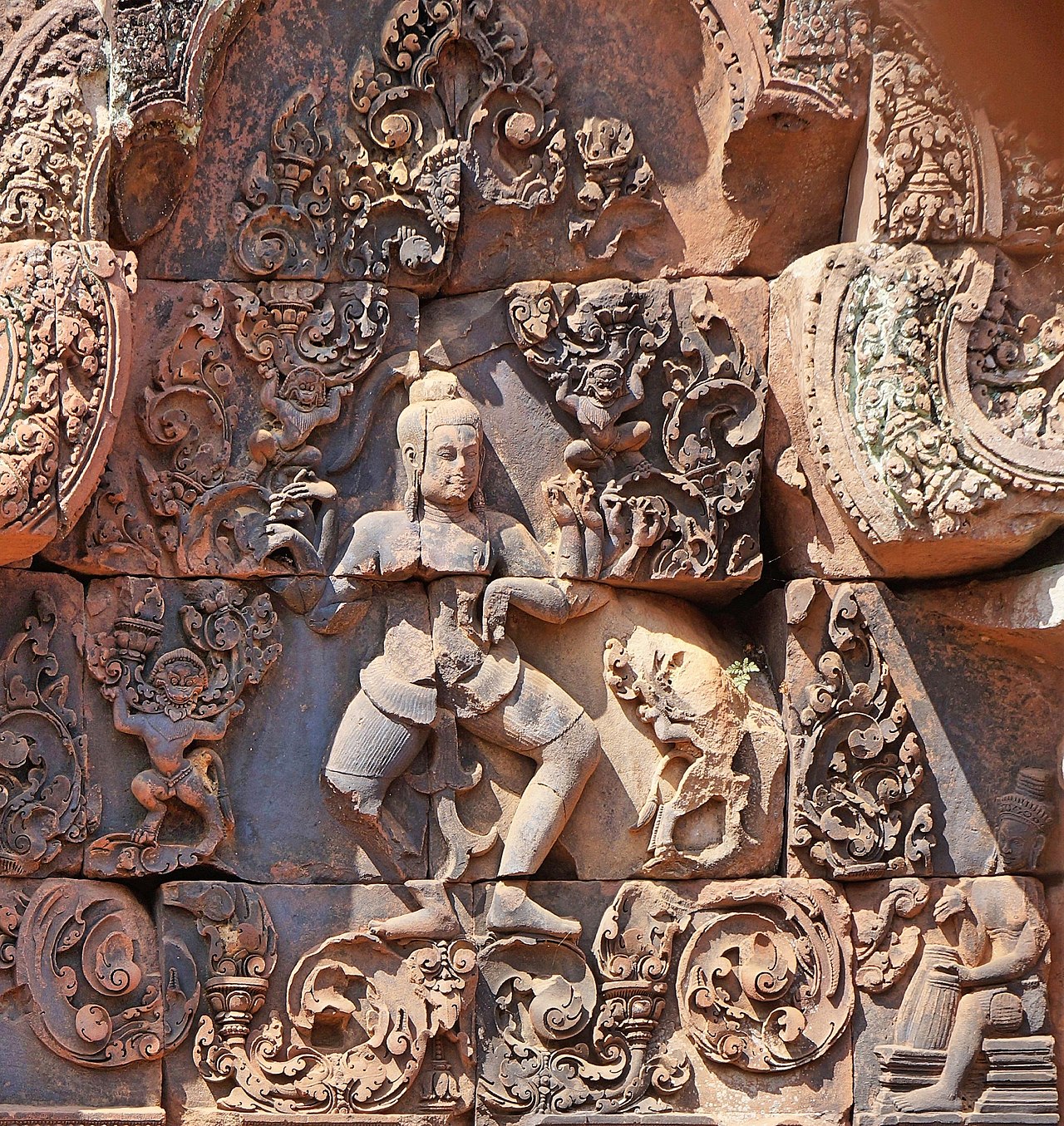 Banteay Srei red-sandstone carving
